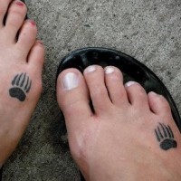 Le tatouage d'empreintes d'ours sur les deux pieds