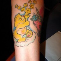 Gelber Bär auf cartoonischen Tattoo