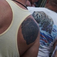Le tatouage d'ours hurlant sur le dos avec une image d'ours