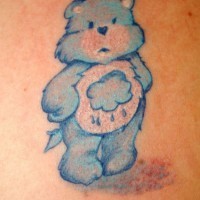 Le tatouage d'ours bleu avec un nuage sur l’estomac