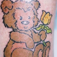 Le tatouage de petit ours avec une fleure