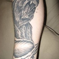 orso cattivo ruggente tatuaggio sul braccio