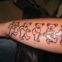 orsacchiotti caminano tatuaggio sul braccio