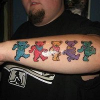 orsi pupazzi colorati caminano tatuaggio sul braccio