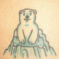 Le tatouage d'ours polaire sur un iceberg