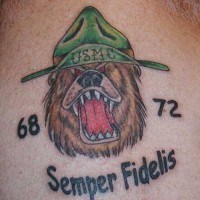Tatuaje a color oso en gorra