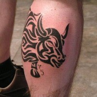 tribale toro tatuaggio sulla gamba
