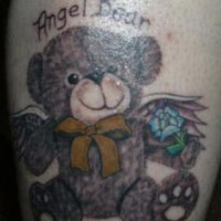 orsacchiotto angelo con fiore tatuaggio