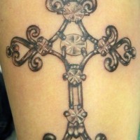 tatuaje de hermosa cruz enjoyada