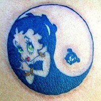 Betty Boop in stile yin e yang tatuato
