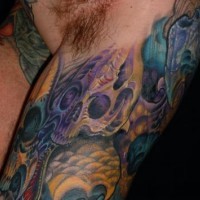 Le tatouage de crânes biomécaniques sur le bras