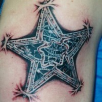 Le tatouage d'étoile déchirant la peau