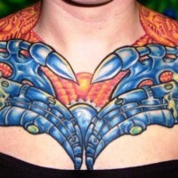 biomech modello tema tatuaggio sul petto