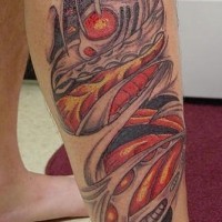 Rotes biomechanisches Bein Tattoo
