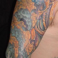 Farbiges Kunstwerk Tattoo am Arm