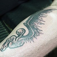 biomech angelo tatuaggio nero sul braccio