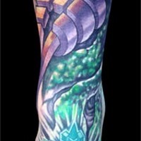 Le tatouage surréel sur la jambe en couleur
