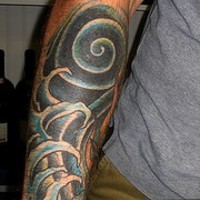 Le tatouage de la mer biomécanique sur le bras