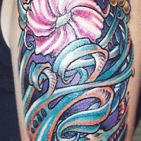 Le tatouage d'une fleur avec un poulpe