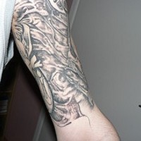 Biomechanisches Tattoo am Arm