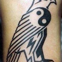 Le tatouage d'aigle tribal avec un symbole de yin yang