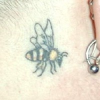 Tatuaje de abeja dentrás de la oreja