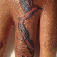 piccolo uccello sul dito di mano tatuaggio colorato