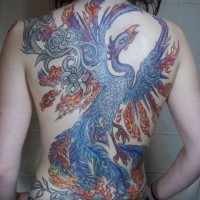 Tatuaje de fénix grande en toda la espalda