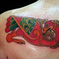 Tatuaje en el hombro, ave roja inexistente