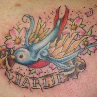 Charlie Vogel buntes Tattoo