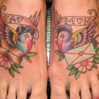 Tatuajes de dos pajaritos con mom dad en cada pie