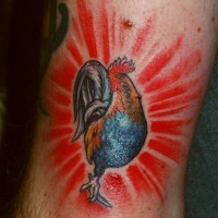 Tatuaje en el brazo, gallo abigarrado