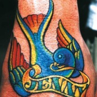 Tatuaje en el pie, pájaro multicolor