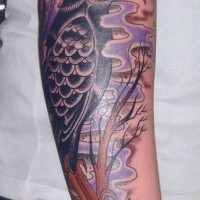 Tatuaje en el brazo, cuervo en la niebla