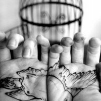 Tatuaje de una ave en las palmas