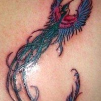 Tatuaje en el hombro, pavo real con cola larga