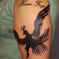 Tatuaje en el brazo, ave negro inexistente