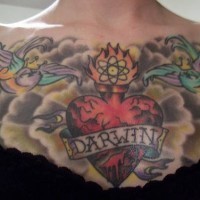 Tatuaje en el pecho, corazón, dos ave a ambos lados