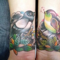 Tatuajes de aves en cada mano