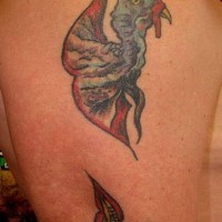 Tatuaje de pavo en la pierna