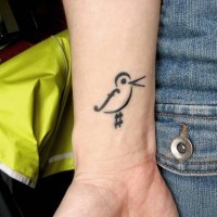 Minimalistisches Vogel-Symbol Tattoo