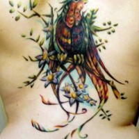 Tatuaje en la espalda, ave en la rama con flores