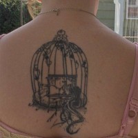 Tatuaje en la espalda, pájaro en la jaula