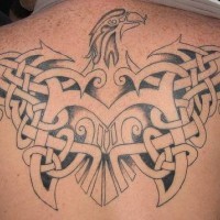 Tatuaggio grande sulla schena l'aquila in stile tribale