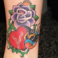 Tatuaje en la mano, corazón roto, ave, flor