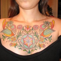 Tatuaggio colorato sul petto gli uccelli & i disegni