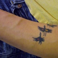 Tatuaggio piccolo sul braccio lo stormo degli uccelli