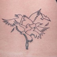 Tatuaje de bandada de pájaros