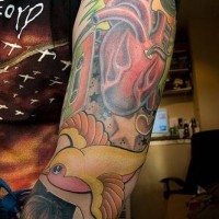 Tatuaggio grande sul braccio l'uccello & il cuore vero