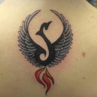 Tatuaggio sulla schiena il disegno un forma dell'uccello